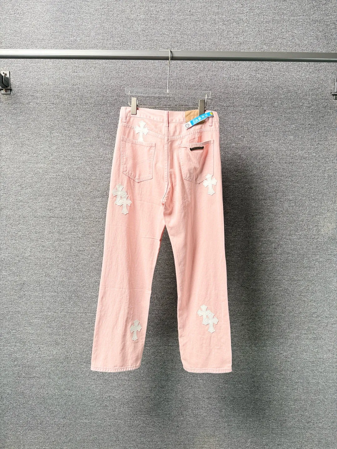 P270 💰 (Top version) Chrome hearts | CH Chrome hearts limited edition cherry blossom pink leather jeans for girls. Charming dopamine personality jeans. Indispensable for fashionistas. The same style for celebrities. A model touted by many bloggers. This new pair of pants is perfect both in shape and upper body. It is no exaggeration to say that making a pair of jeans is equivalent to making 20 pieces of short-sleeves. The fabric is made of high-quality imported denim. It has a unique high-end texture. I am very satisfied with it after washing and proofing several times. Color: Sakura pink Size: 28-30-32-34 (corresponds to S-M-L-XL)